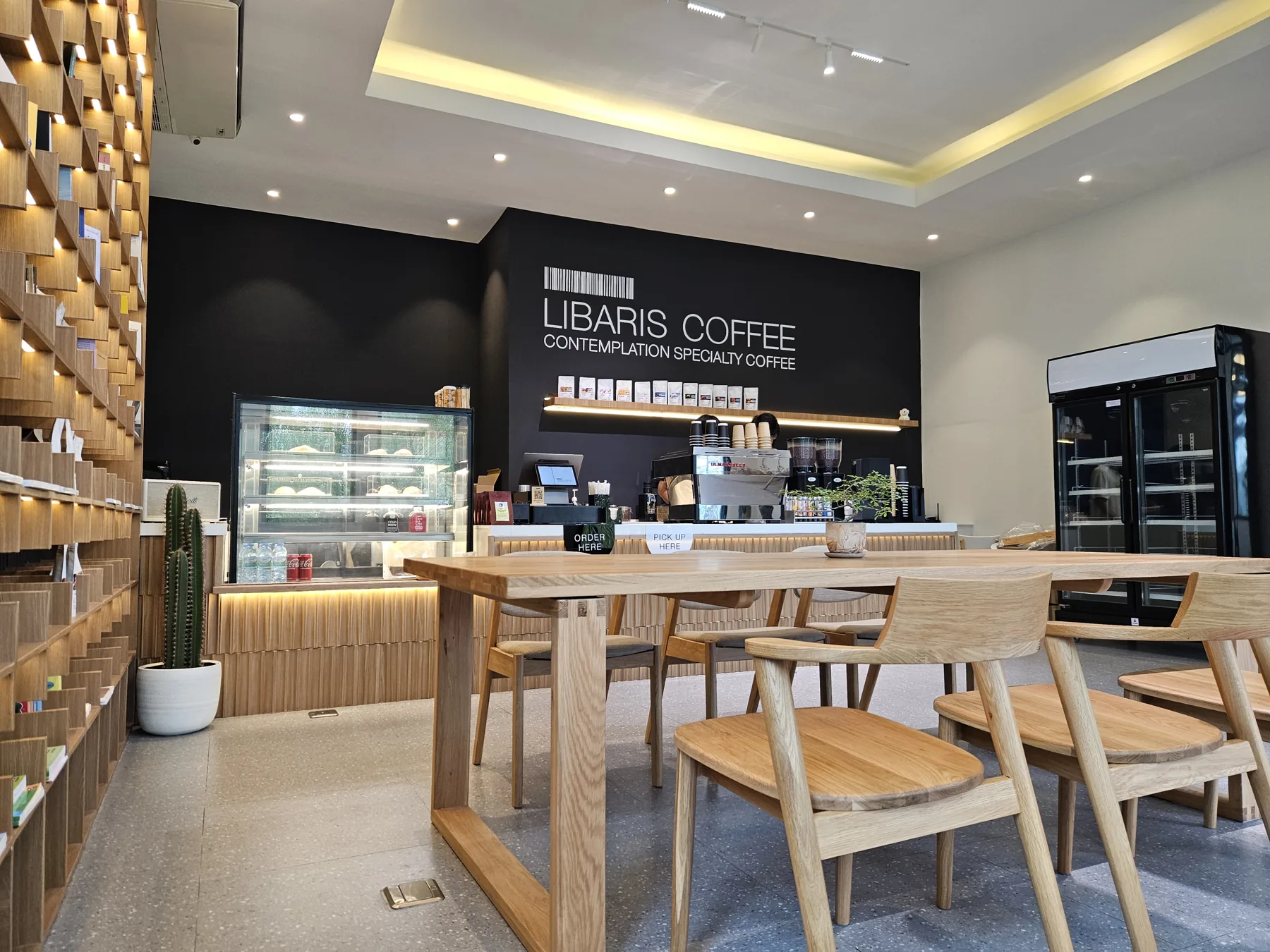 ที่นั่งและเคาน์เตอร์คาเฟ่