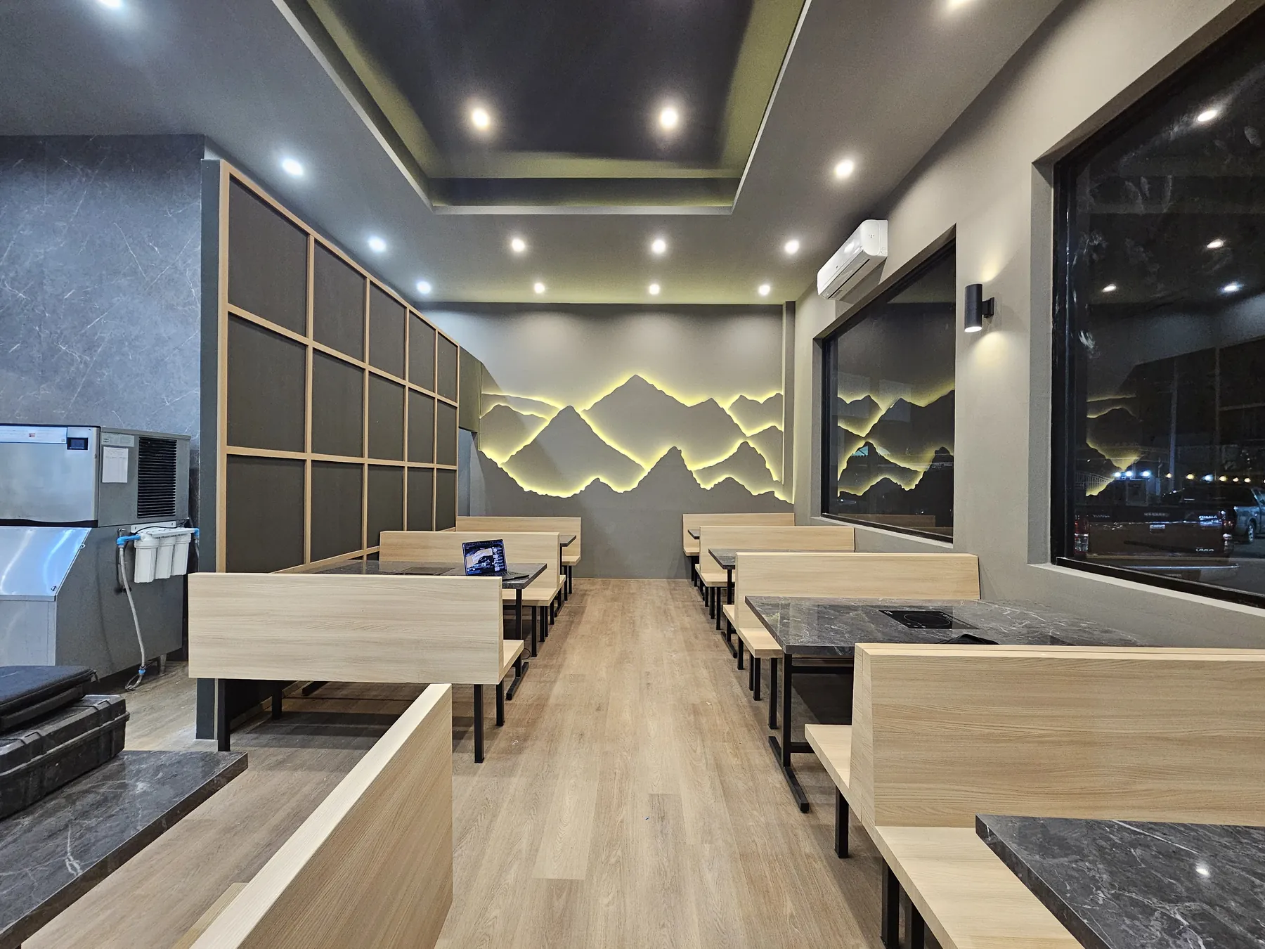 โซนที่นั่งผนังลายภูเขาและผนังกรอบไม้ ร้าน Ani Shabu