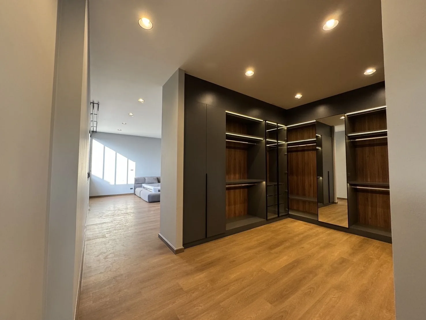 บ้านพักอาศัย สมุทรสงคราม — ห้องแต่งตัวบิวท์อิน มุมเชื่อมห้องนอน